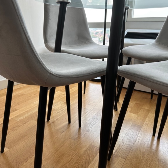 Dining table - Picture 3 of 3